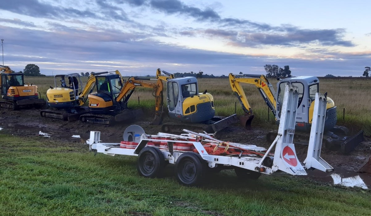 zanjeo-fibra-obra-civil-retroexcavadora