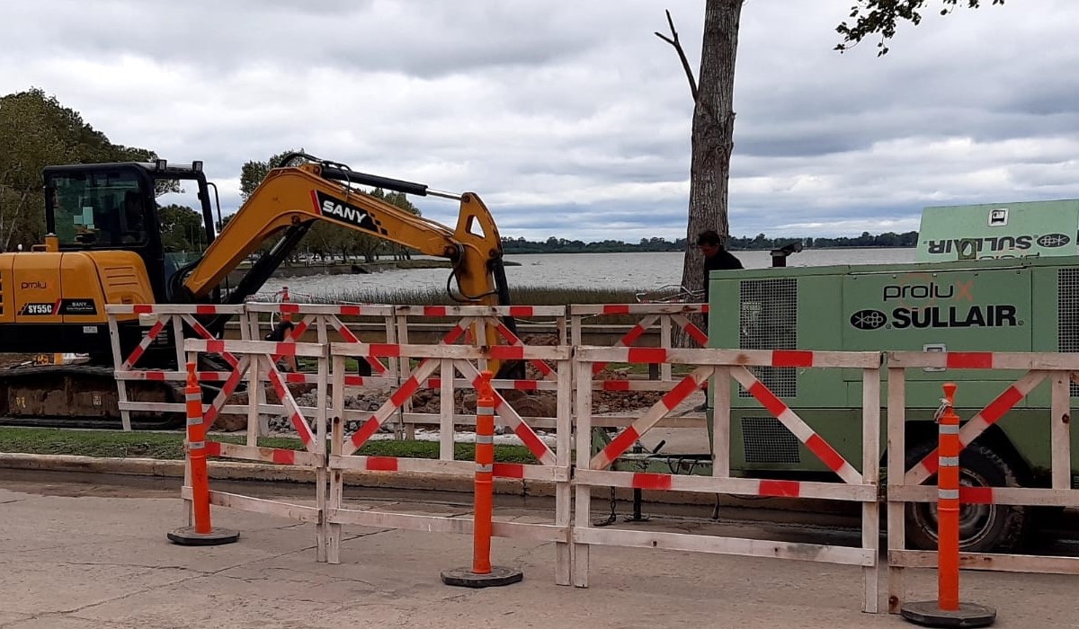 zanjeo-fibra-obra-civil-retroexcavadora.