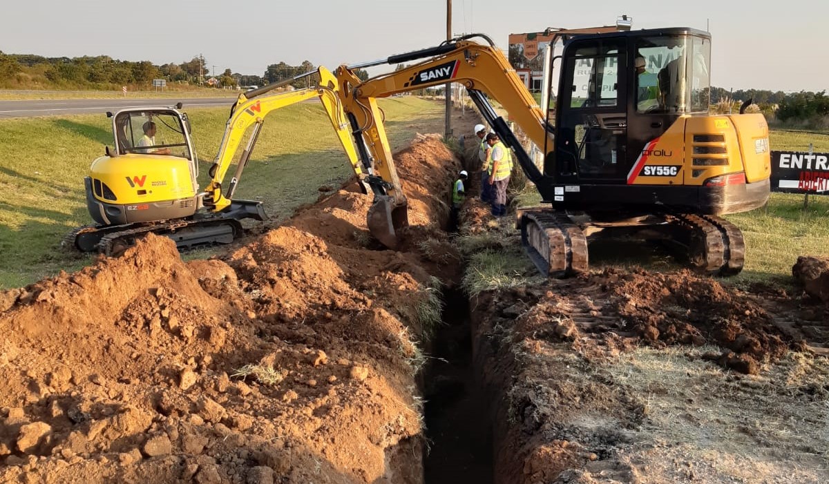 zanjeo-fibra-obra-civil-retroexcavadora