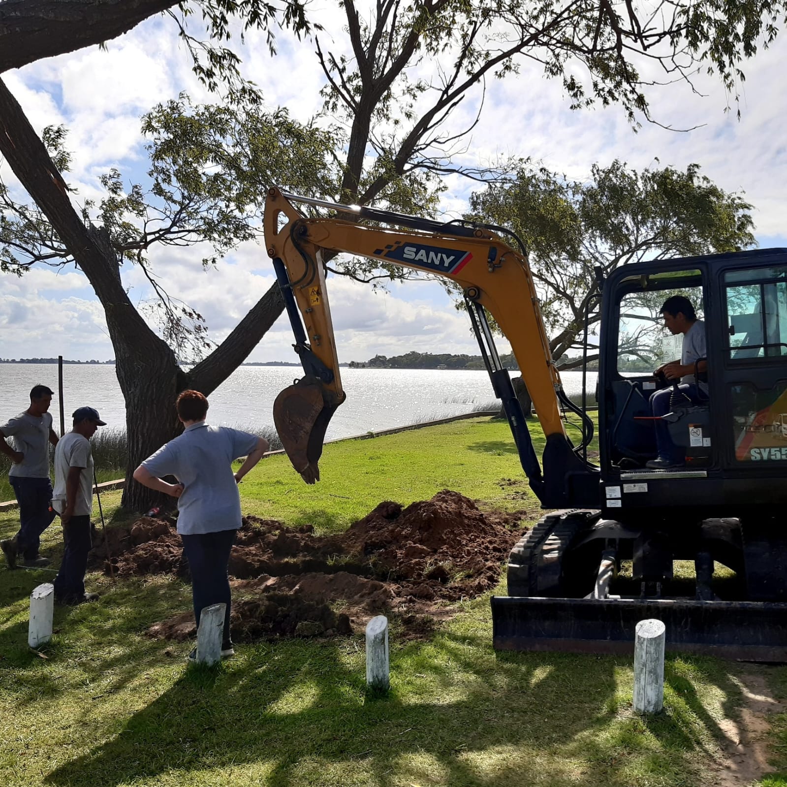zanjeo-fibra-obra-civil-retroexcavadora